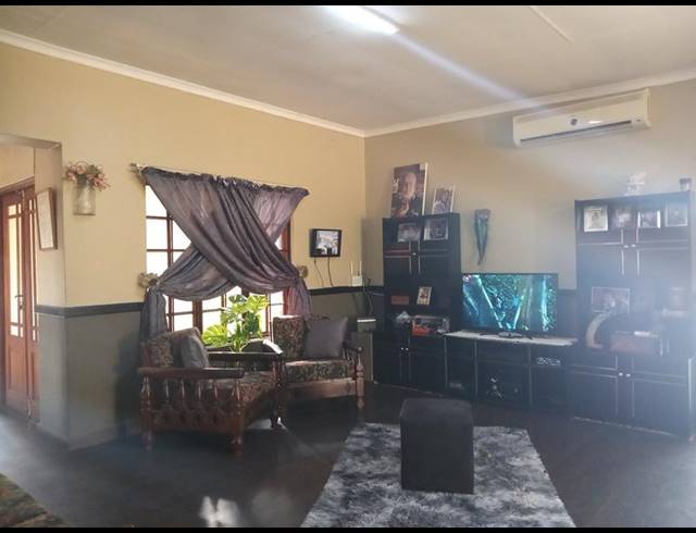 3 BEDROOM TOWNHOUSE FOR SALE IN EIKE PARK